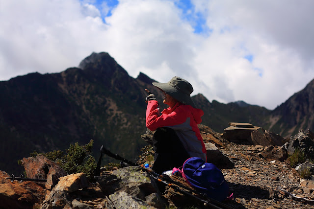 鹿山越稜點與後方的玉山主峰