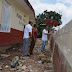 En la escuela Ferrer Ayuntamiento y Padres de Familia construyen barda perimetral.