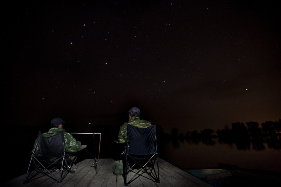 Ловить рыбу ночью. Ночная рыбалка. Рыбак ночью. Ловля ночью. Ночная рыбалка мистика.