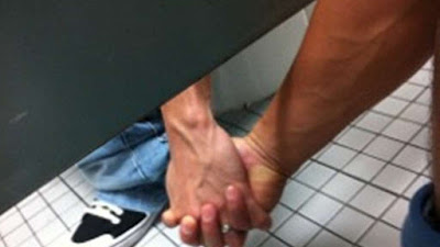 Männer Hand halten witzig auf Toilette