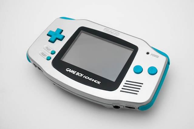 Game Boy Advance prata e azul-petróleo utilizado no anúncio do portátil em 2000 é encontrado