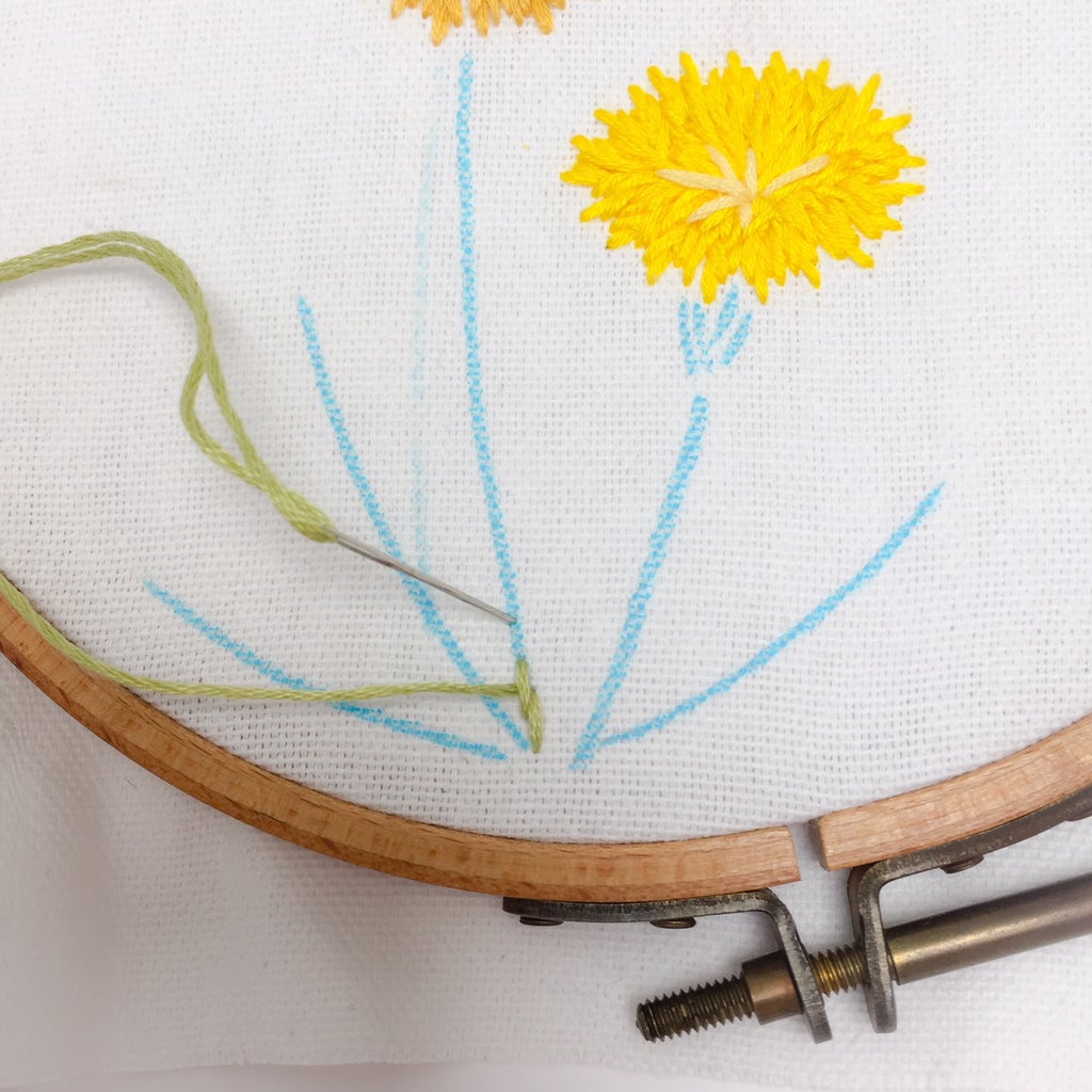 Thêu lần lượt từ dưới gốc lên cuốn hoa