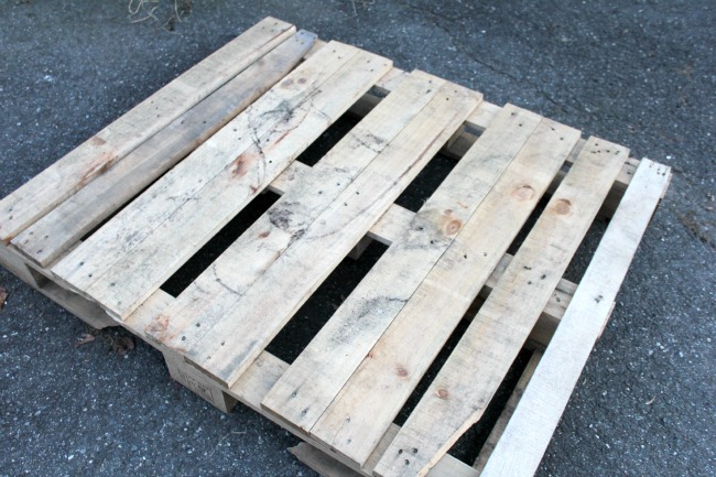 How to Make a Pallet Snowman - Home for Christmas - Crafts a la mode