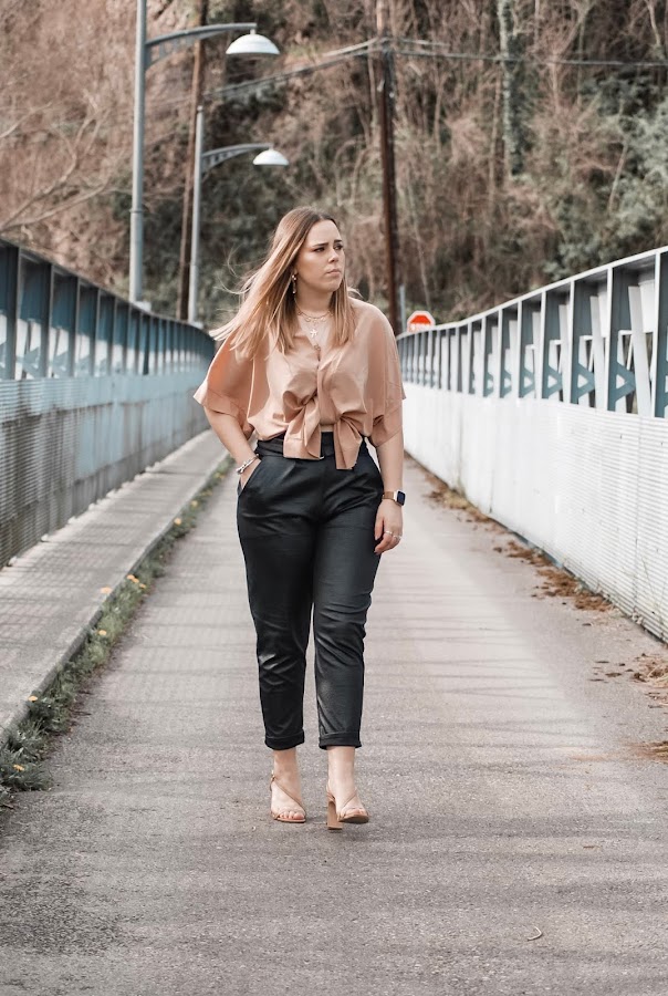 Outfit con pantalones de polipiel de FemmeLuxe