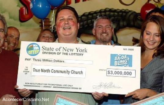 Hombre recibiendo premio millonario de lotería