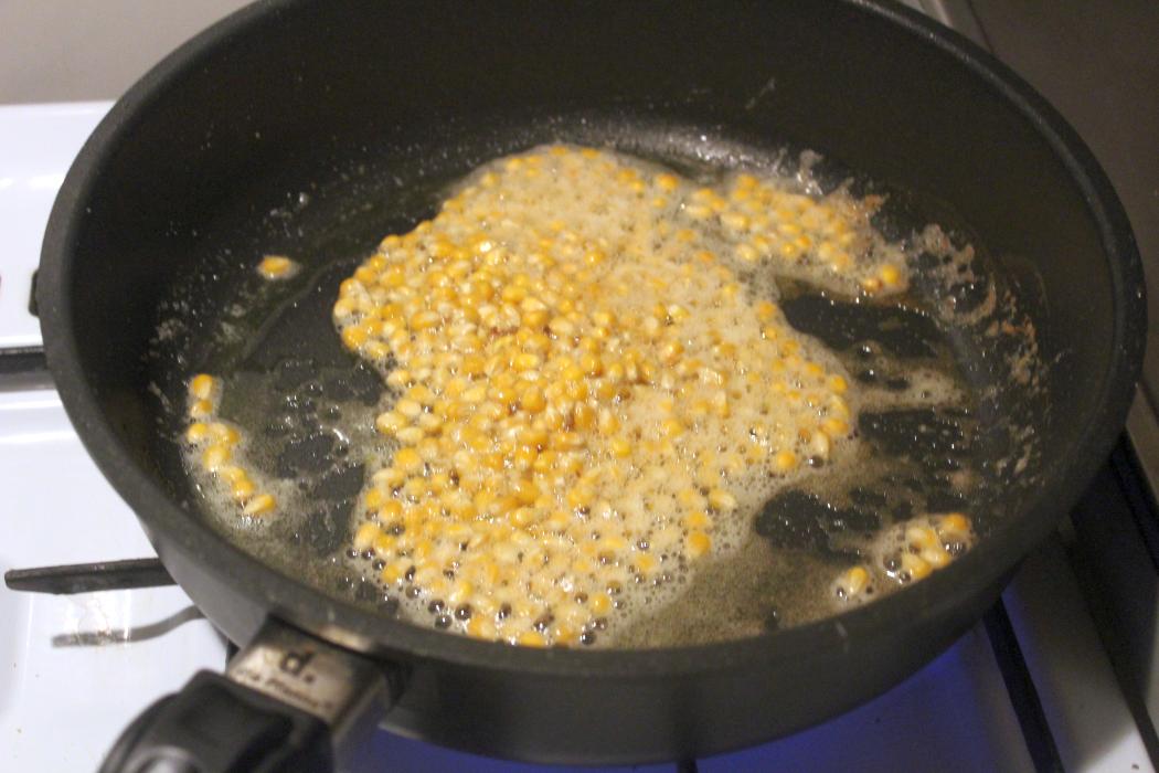 Popcorn gesalzen in der Pfanne gemacht glatzkoch.de