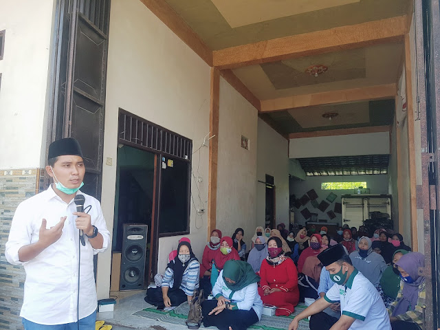 Mojokerto - Wakil Calon Bupati Mojokerto, Muhammad Al Barra, Lc., M.Hum atau yang akrab disapa Gus Barra menggelar kampanye di rumah Bapak Munandar yang berada di Dusun Mojoranu, Desa Mojoranu, Kecamatan Sooko, Kabupaten Mojokerto, Sabtu (24/10/2020) pukul 13.15 WIB- 14.15 WIB.   Gus Barra dalam sambutannya mengatakan jika Ikfina-Barra (IKBAR) jadi, maka wajib mengelola wisata dengan lebih baik, utamanya Pemandian air panas Pacet.  "Pengelolaan Pemandian air panas di Pacet masih kurang maksimal. Jadinya, orang hanya senang saja, tidak mau sering datang lagi atau bahkan ada yang sudah tidak mau lagi berkunjung di lain hari. Padahal   Wisata pemandian air panas sejawa timur ya hanya ada di Pacet Kabupaten Mojokerto. Kalau bisa dikelola dengan baik, maka pendapatan daerah juga naik dan program-program IKBAR bisa terlaksana dengan cepat," ujar Gus Barra.  Menyinggung soal pertanian, Gus Barra menyatakan bahwa mau tidak mau, Mojokerto ini jadi cadangan pangan Jawa Timur. Karena di Mojokerto ini 80%nya adalah tanah pertanian.   "Surabaya dan Sidoarjo lahan pertaniannya sudah habis. Mojokerto masih banyak lahan pertaniannya, mari sektor pertanian kita perbaiki lagi agar lebih banyak memberikan rezeki bagi kita semua. Insha Allah IKBAR bukan cuman punya percaya diri, namun memang IKBAR punya pendukung-pendukung untuk menjadikan Kabupaten Mojokerto maju, adil dan makmur," tutup Gus Barra. (Jayak)