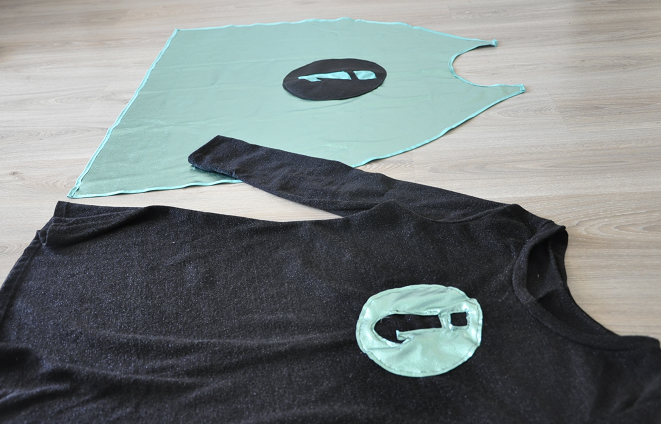 capa y camiseta superheroe