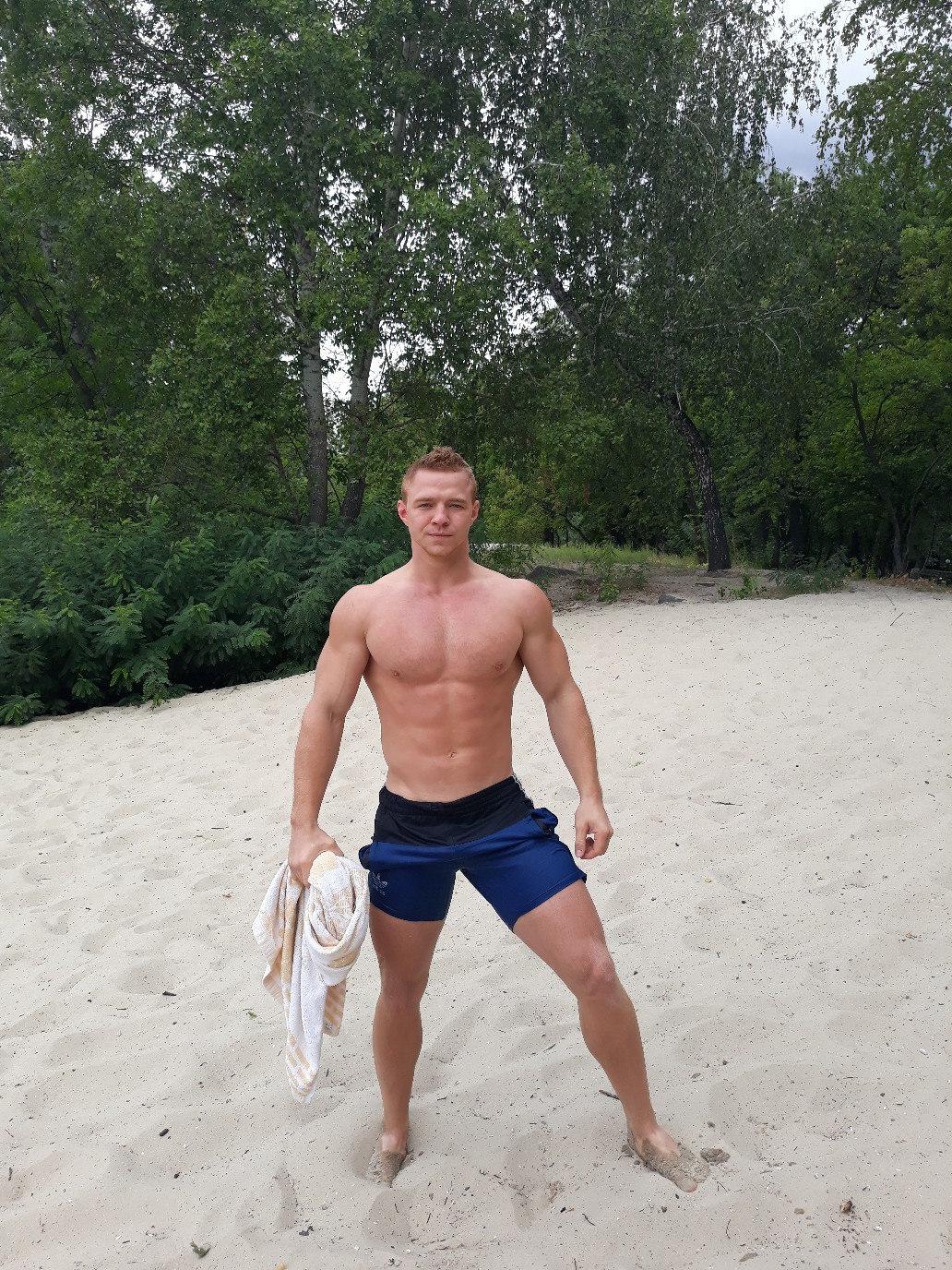 strong-shirtless-young-beefy-bros-beach-hunks