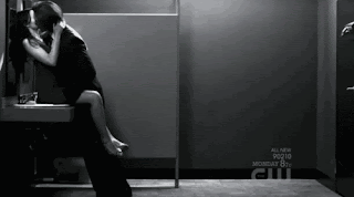 Resultado de imagem para gifs casal se beijando no banheiro