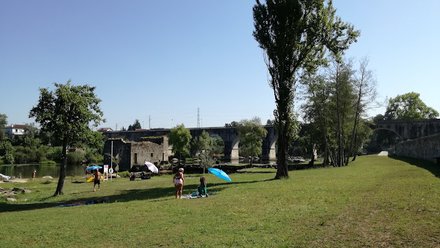 Zona de relvado na Praia Fluvial da Ponte do Bico