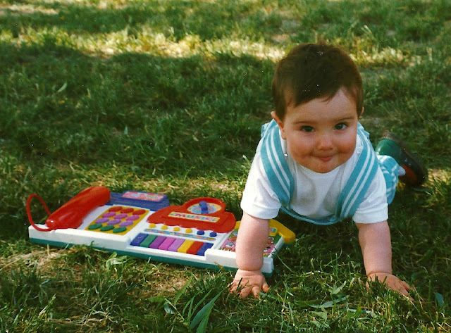 Los primeros años son para toda la vida. Niño gateando.