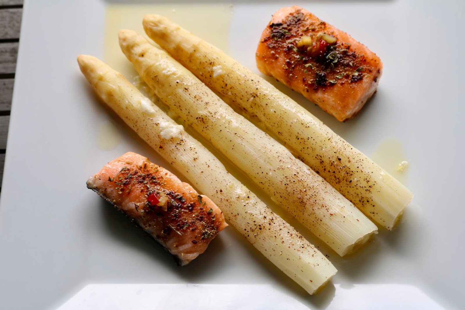 Spargel gedämpft mit Beilagen