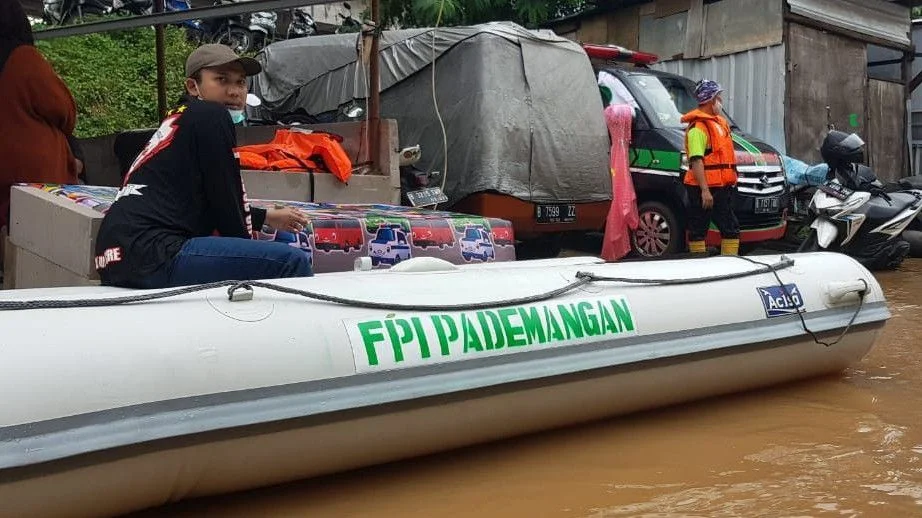 Polisi-Buka-Suara-Soal-Foto-Perahu-Karet-Berlogo-FPI-Dipakai-Aparat-Bantu-Banjir