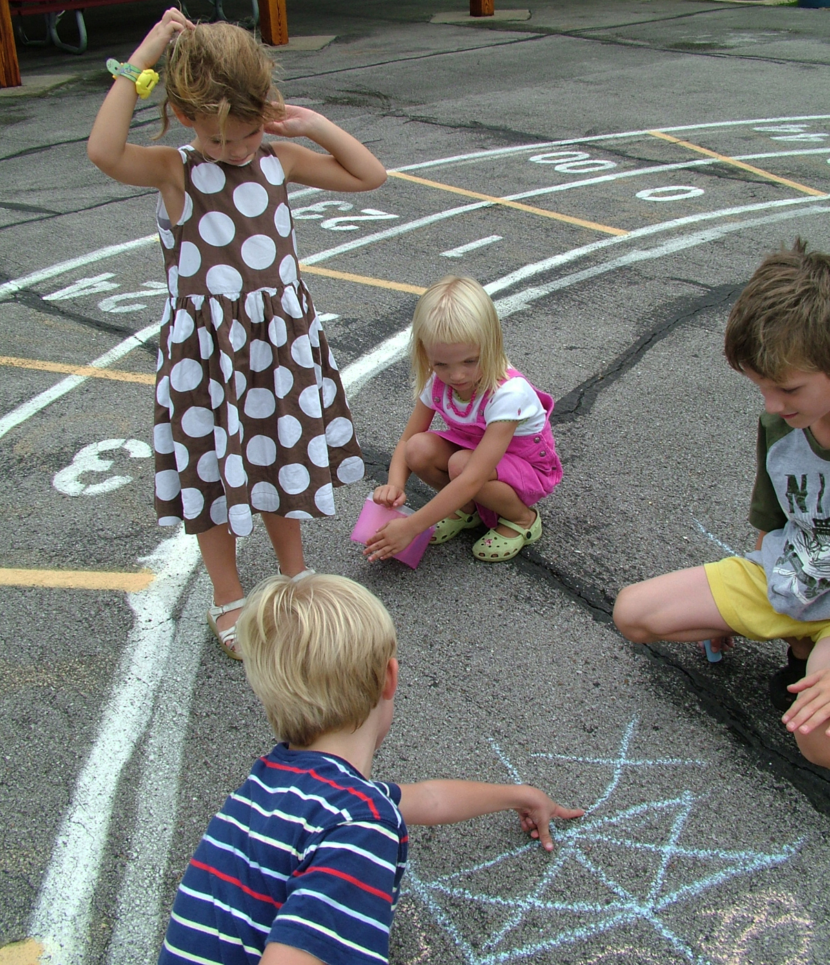 Дети играющие на дороге. Дети играют. Игры для детей. Интересные игры на улице. Веселые игры на улице.