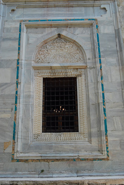 détail d’une des fenêtres de la Mosquée verte Yeşil Cami, ou mosquée de Mehmed I
