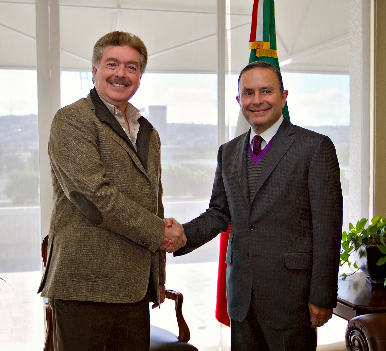 TECATE INNOVADOR BAJA CALIFORNIA GOBERNADOR FRANCISCO VEGA DE LAMADRID RECIBE AL EMBAJADOR DE TECATE INNOVADOR BAJA CALIFORNIA GOBERNADOR FRANCISCO VEGA DE LAMADRID RECIBE AL EMBAJADOR DE