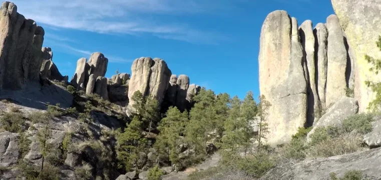 Montañas sin vegetacion sobresalen en el firmamento de dia