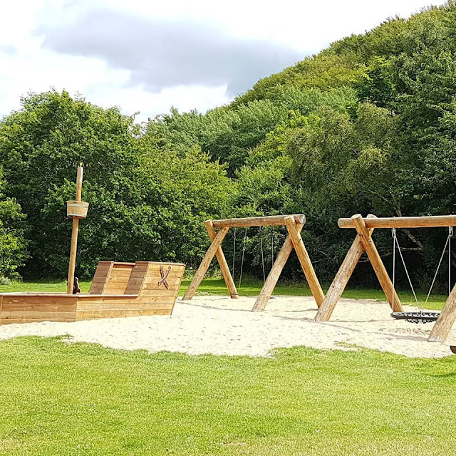 Drei geniale Rast- und Spielplätze auf der Fahrt in den Dänemark-Urlaub nahe der Autobahnen E45 und E20. Spielen und Platz zum Laufen ist für Kinder wichtig bei einem Zwischenstopp auf einer langen Reise in die Ferien!