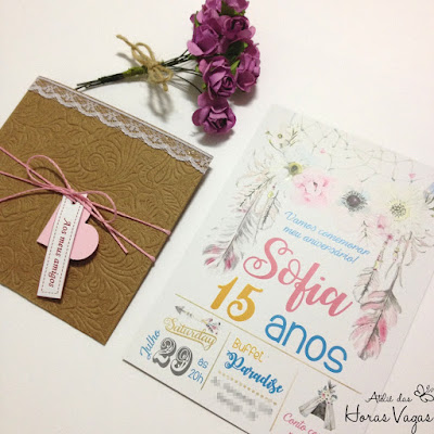 convite de aniversário de 15 anos artesanal personalizado rústico boho chic filtro dos sonhos delicado envelope kraft texturizado com renda cordão com laço e pingente de coração papelaria personalizada para festas scrapfesta scrap