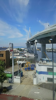 大阪港駅出発後の車窓「天保山大橋」