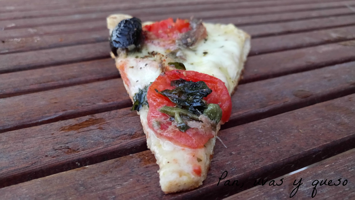 Pizza de mozzarella y anchoas Pan, uvas y queso