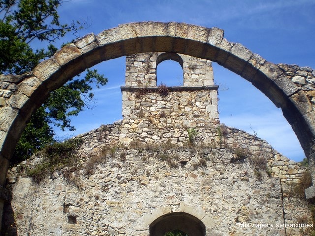 Ruinas del Monasterio de Santa María de Tina, ruta del románico, Asturias