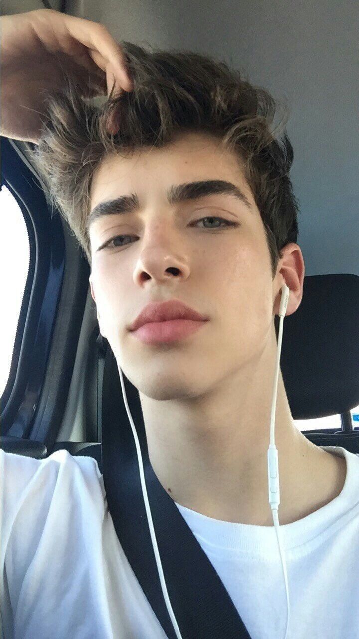 Joven Musculoso Hace un Baile Erótico Para Ti