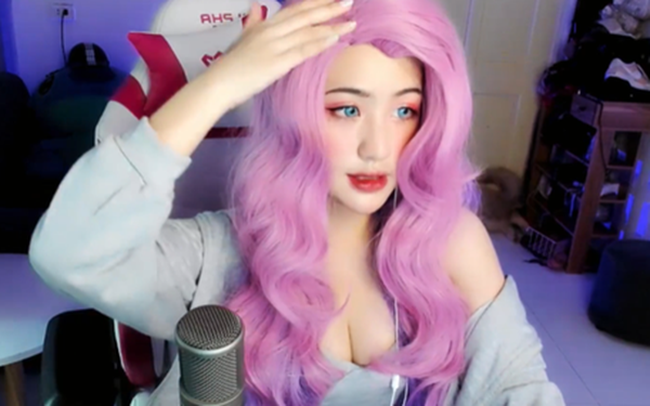 nữ streamer khoe vùng nhạy cảm trên livestream