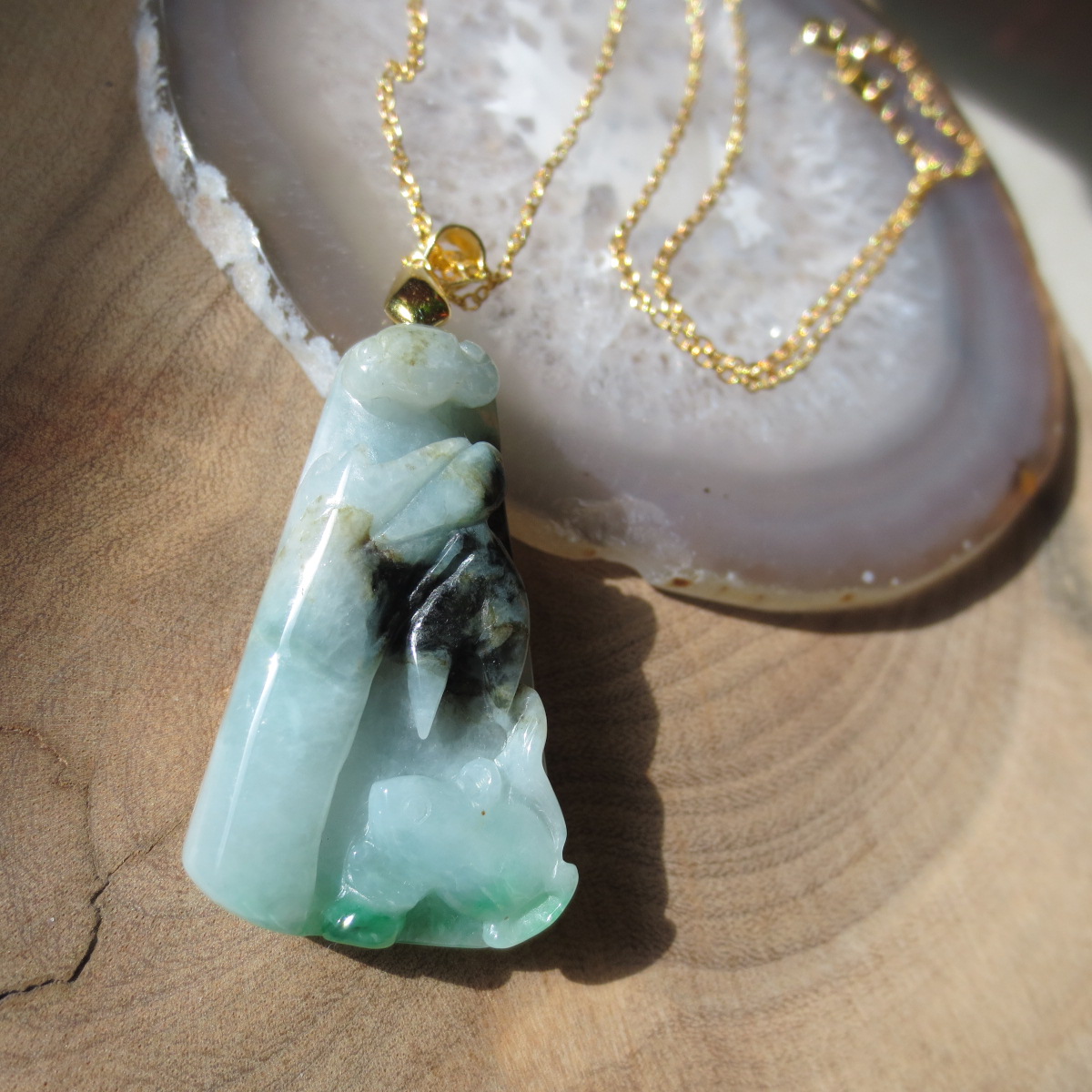 How to Identify a Genuine Jadeite Stone ? （ How to Tell a Natural Jade