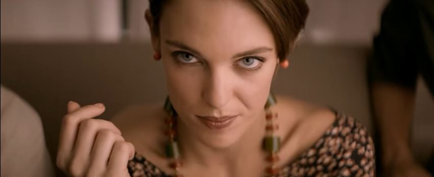 Modella Ferrero pubblicità Mon Chéri. Lasciati stupire con ... Modella Ferrero pubblicità Mon Chéri. Lasciati stupire con ...