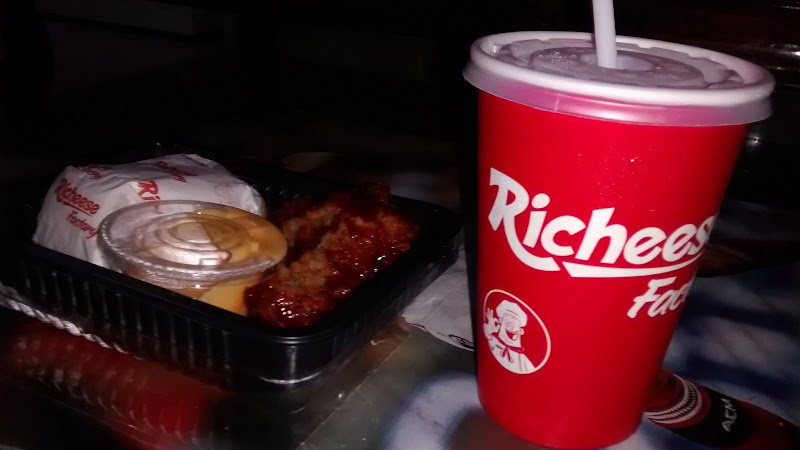 Review Makanan Di Richeese Factory 