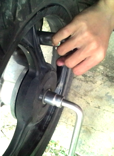 GANTI KAMPAS REM BELAKANG MOTOR MATIC