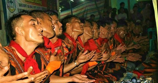 Pola Lantai Tari Saman Dari Aceh Menggunakan Jenis Pola