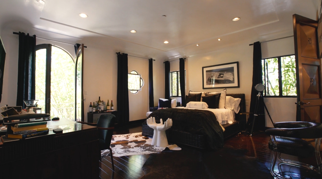 29 Interior Design Photos vs. Tour 715 N Alpine Dr, Beverly Hills, CA