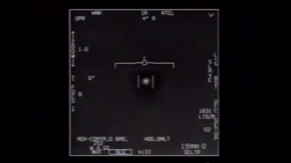 Lầu Năm Góc chính thức phát hành 3 video về UFO