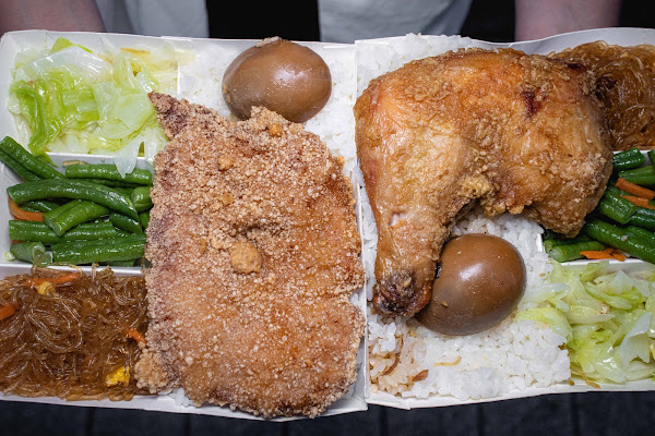 台南便當【真正紅燒𩵚魠】北區美食!被𩵚魠耽誤的排骨飯店一賣將近40年!巨無霸雞腿半個便當大的炸排骨還有台南特色的𩵚魠魚羹!