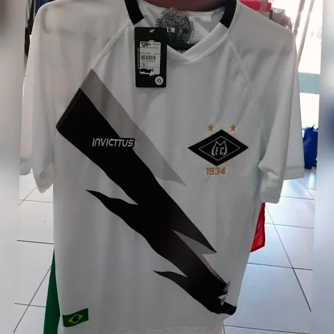 Camisa de jogo do Mixto na cor branca com faixa preta em raio em exposição para venda