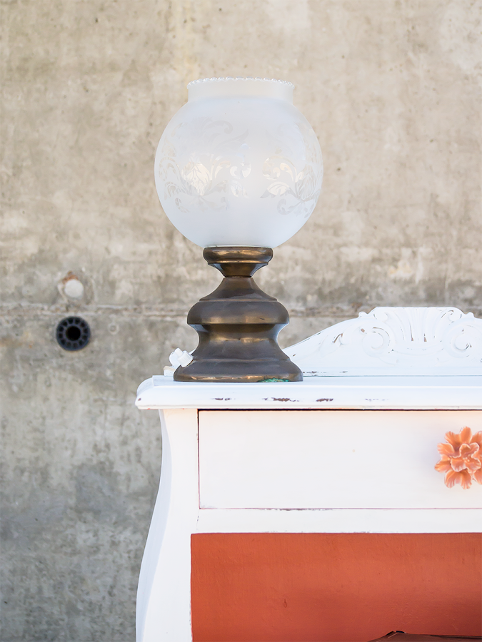 Mesita recuperada Flo