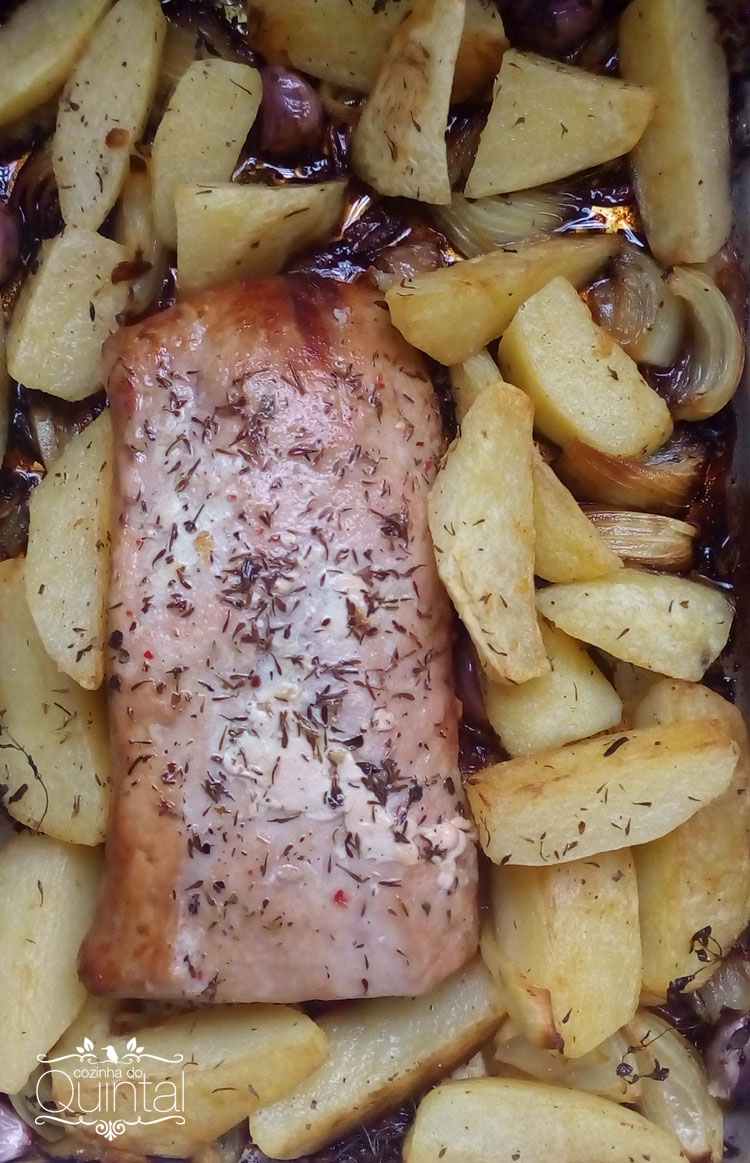 Lombo de Porco no Forno, com Ervas, Cebolas e Batatas na Cozinha do Quintal