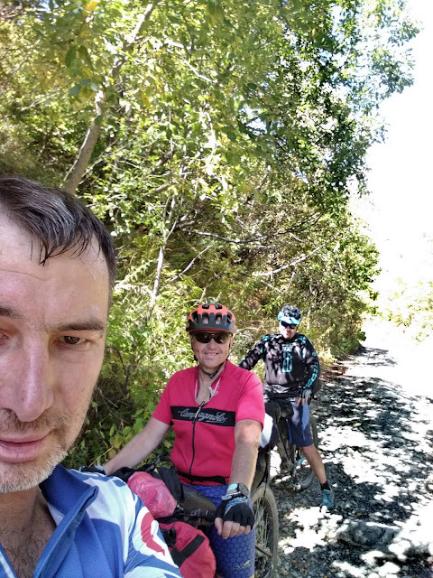 велотуристы спустились с перевала Загар