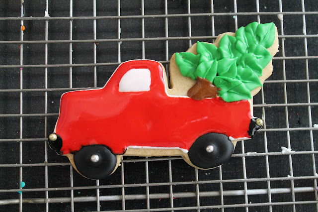 Truck with Christmas tree cookie,Christmas tree in a truck cookie, Christmas cookies, Holiday cookies, Cookie decorating tutorials, decorated cookies, cookies, Holiday cookies, galletas de Navidad decoradas