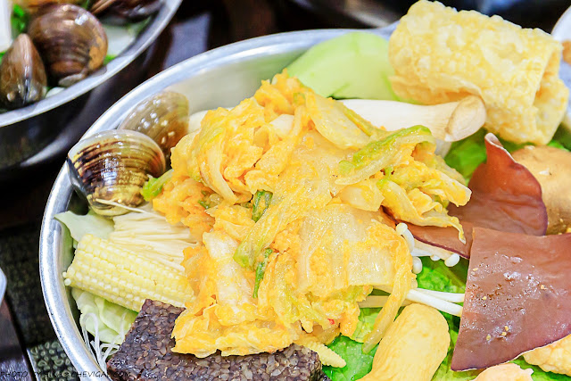 台中小火鍋推薦，吃得到少見黃金泡菜鍋，還有爆米花、滷肉飯、茶飲、咖啡與冰淇淋可以吃到飽！