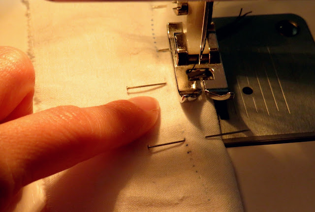 Empezamos a coser uno de los lados desde la marca inicial