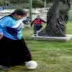 Video cholitas futbolistas dan inicio al torneo inter-mercados en La Paz