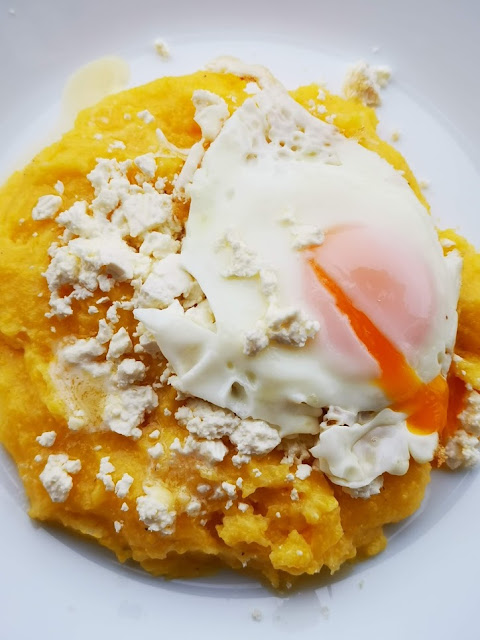 Mamaliga cu branza, ou si unt