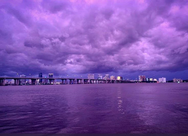 Bầu trời Florida chuyển thành màu tím sau khi siêu bão Dorian đi qua