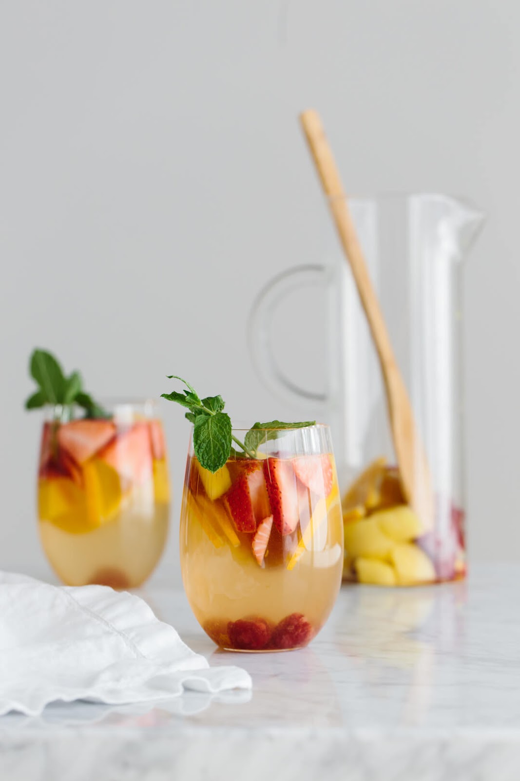 WHITE SANGRIA WITH MANGO AND BERRIES #sangria #drink #mango #cocktail #party