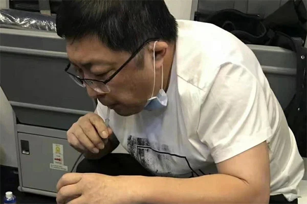 Chinese surgeons use straws to drain man’s bladder in mid-flight medical emergency, Beijing, China, Flight, Doctor, Treatment, Report, Media, World, News