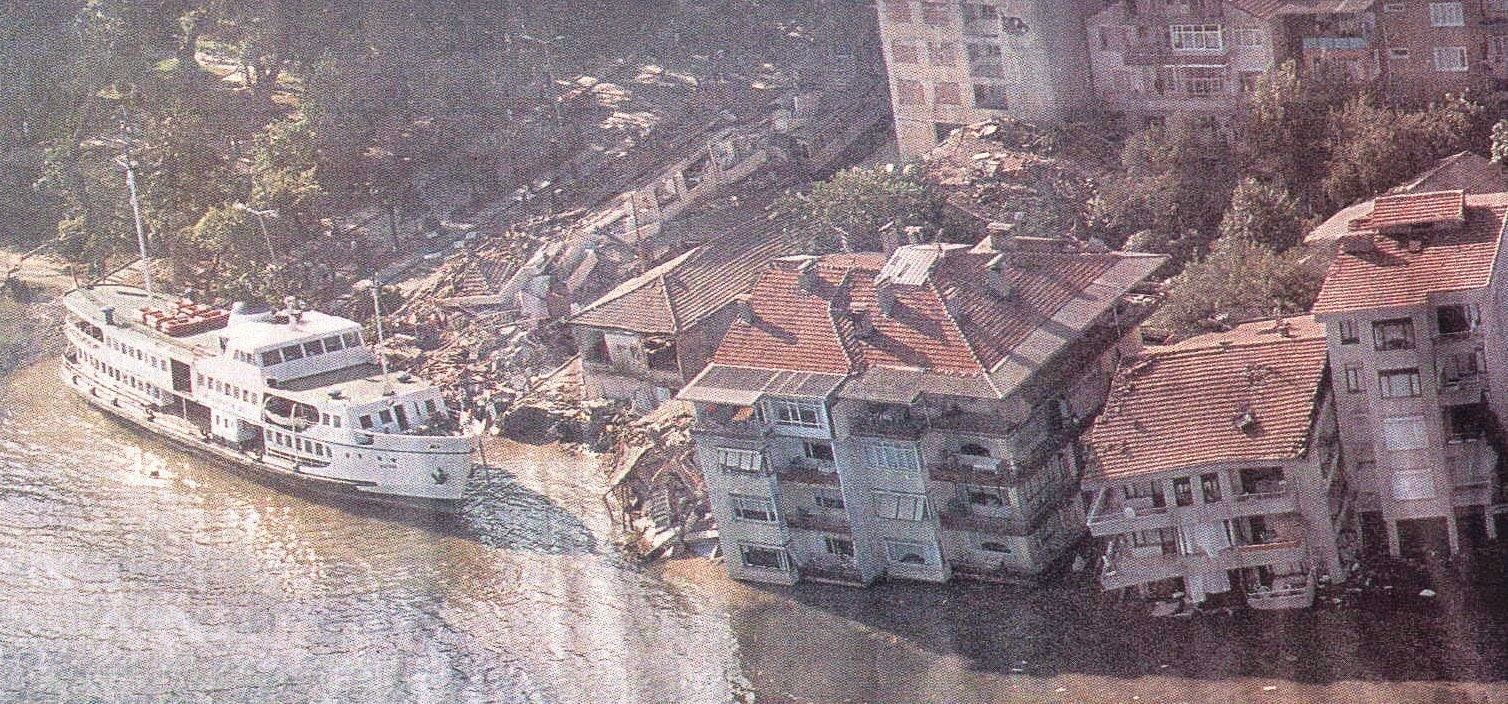 Землетрясения 17. Измир землетрясение 1999. Землетрясение в Стамбуле 1999. Землетрясение в Турции 1999. Землетрясение в Стамбуле 1999 год.